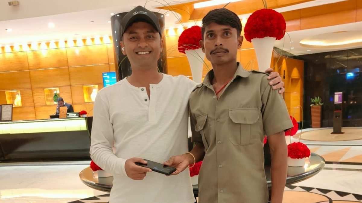 Delhi Cab Driver Comes All the Way to Hotel to Return Lost Phone, Passenger Shares Inspiring Story - Vimarsana News