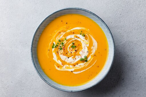 Instead of binging on unhealthy snacks, one should turn one’s hand towards healthier options. (Image: Shutterstock)