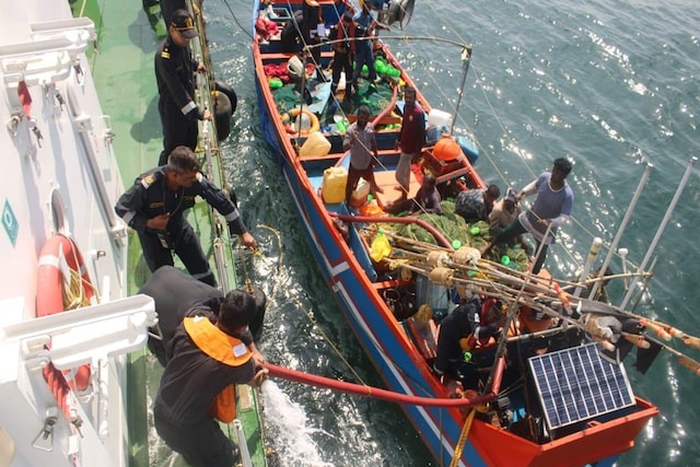 Indian Coast Guard rescuing 8 fishermen from  fishing boat ‘Mariam’ in Arabian Sea on Saturday. (Twitter/@IndiaCoastGuard)