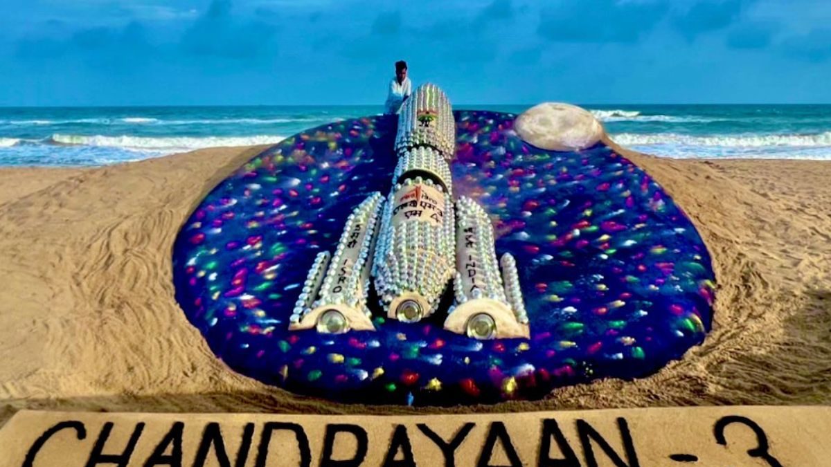 Chandrayaan3 Sand Artist Sudarshan Pattnaik Creates Art to Wish ISRO