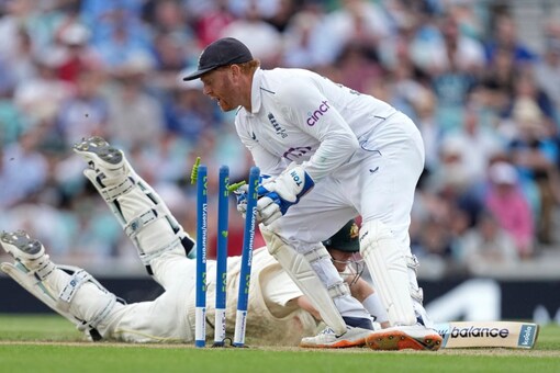 England's wicketkeeper Jonny Bairstow, right, breaks the stumps in an attempt to dismiss Australia's Steven Smith, on ground, during the second day of the fifth Ashes Test match. (AP Image)