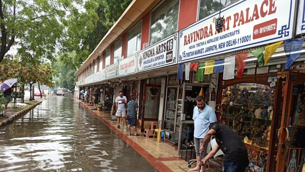 Delhi Rains Cause Chaos in Connaught Place, Sadar Bazar; People Wade Through Knee-deep Water | WATCH - Vimarsana News