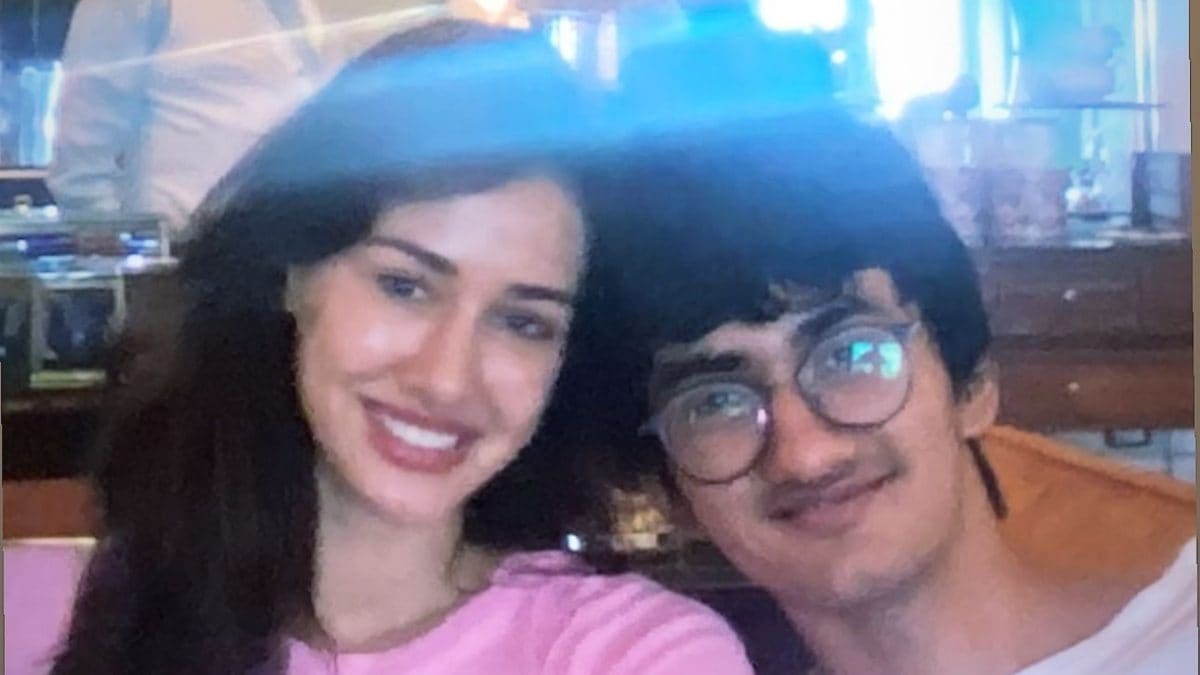 Disha Patani Wishes Her Little Brother On His Birthday With An Adorable Selfie; Check It Out - Vimarsana News