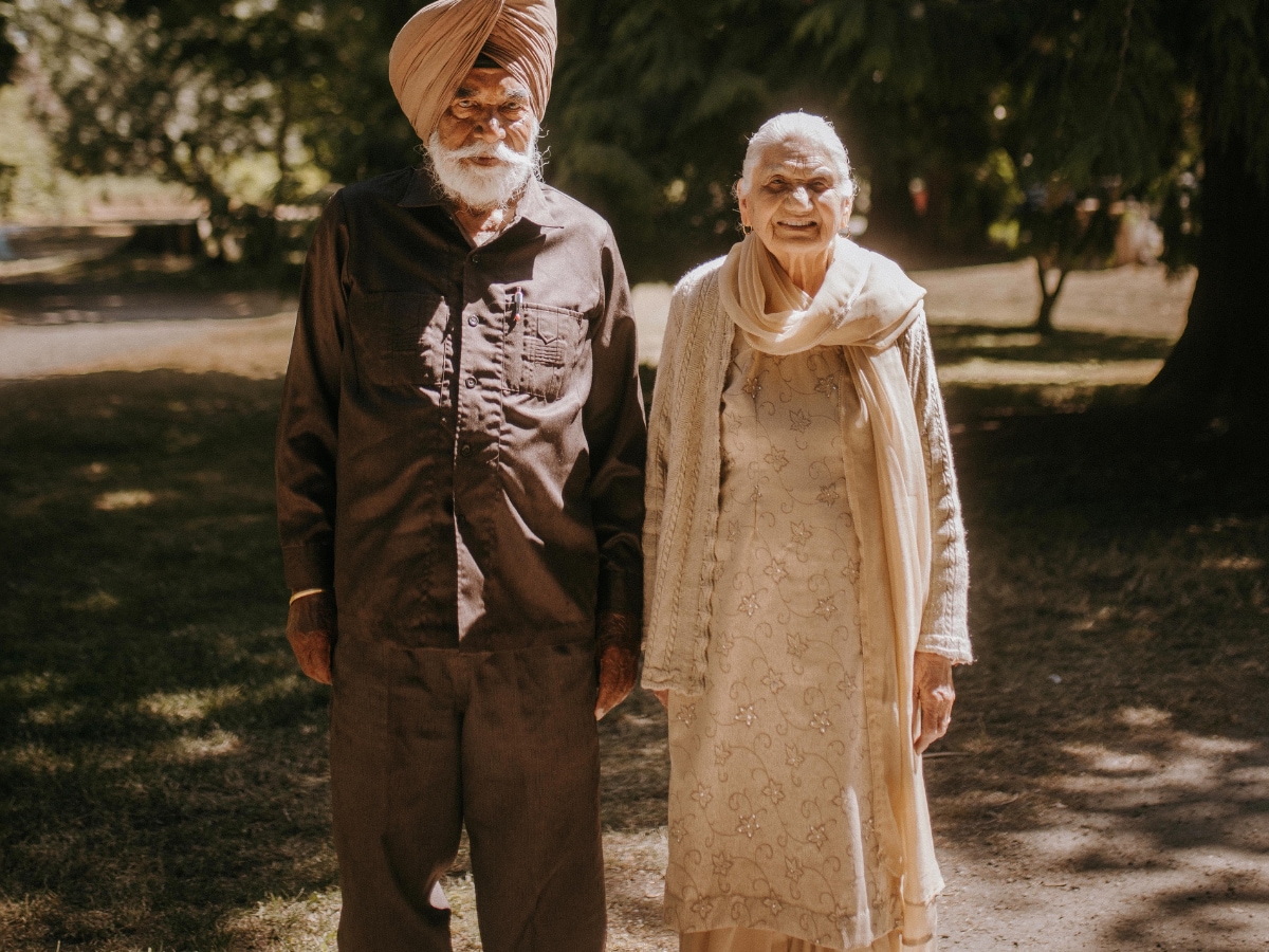 Elderly Couple Recreates Old Memory In Unplanned Photoshoot; Smiles  Guaranteed - News18