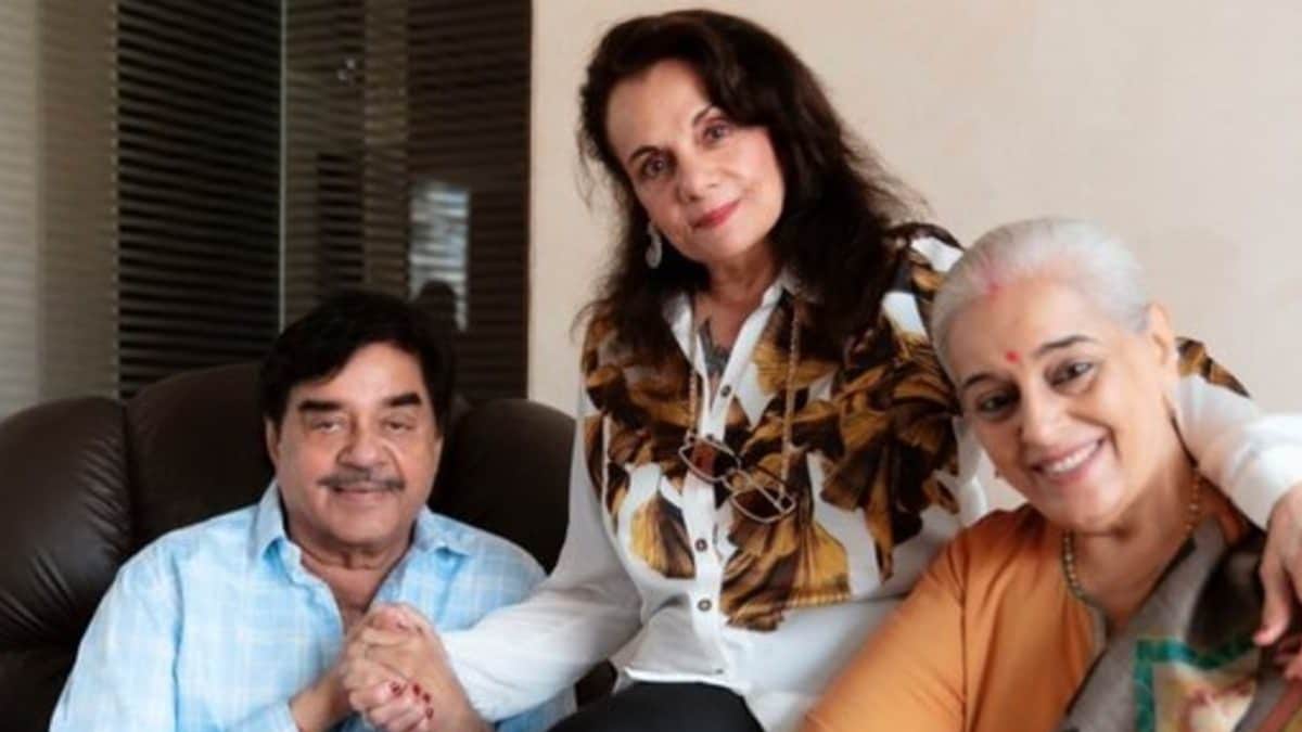 Shatrughan Sinha Reunites With Mumtaz At A Bash; Calls Her 'Most Desirable' And A 'Very Dear Friend' - Vimarsana News