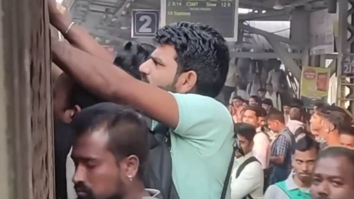 Viral Video: Mumbai Man Risks Life To Board Overcrowded Local Train