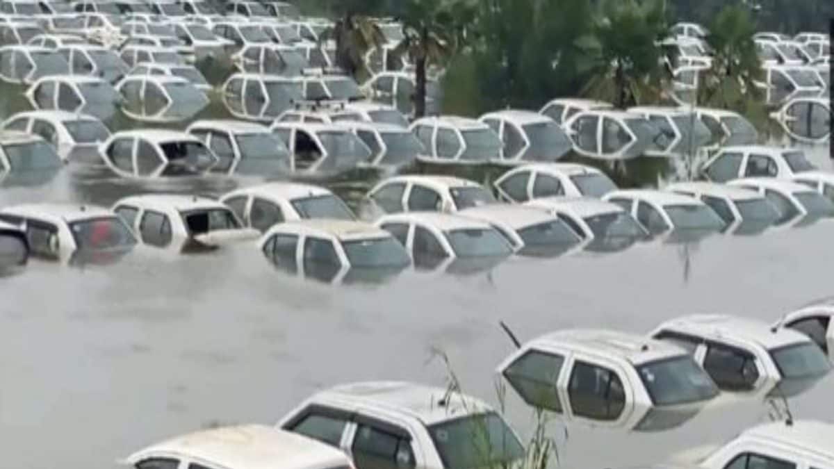 Noida: Hundreds of Cars Submerged in Ecotech 3 Area As Hindon Water Level Rises | WATCH - Vimarsana News
