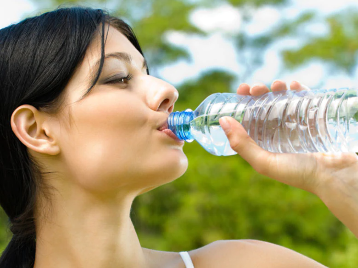 Стал больше пить воды. Два литра воды. Девушка пьет воду. Человек пьет минеральную воду. Польза минеральной воды.