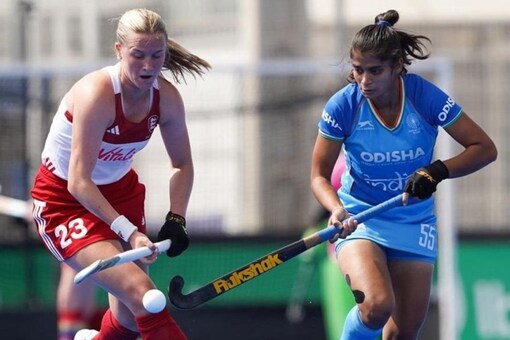 Indian women's hockey team against England (HI)