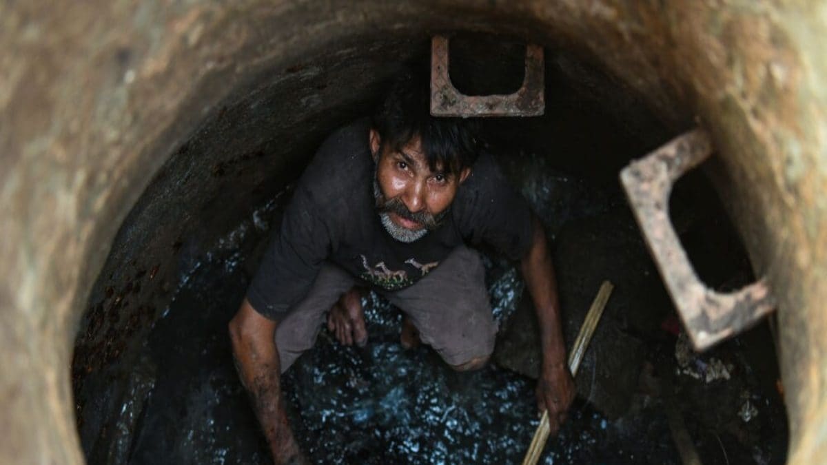 339 People Died While Cleaning Sewers Septic Tanks In Last 5 Years Centre News18