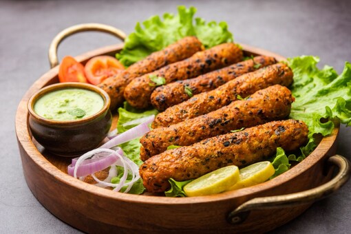 Seekh kebab rolls take inspiration from the traditional kathi rolls of West Bengal. (Image: Shutterstock)