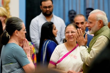 In Rare Move, PM Modi Walks to Oppn's Side in Lok Sabha & Interacts with Sonia  Gandhi | All About Their Conversation - News18