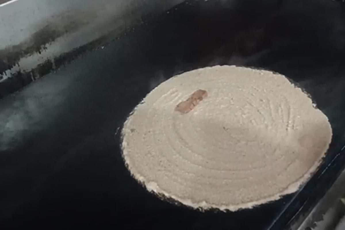 Steamed Idli/South Indian Rice Cake Recipe – SpiceyAndSugaryBites