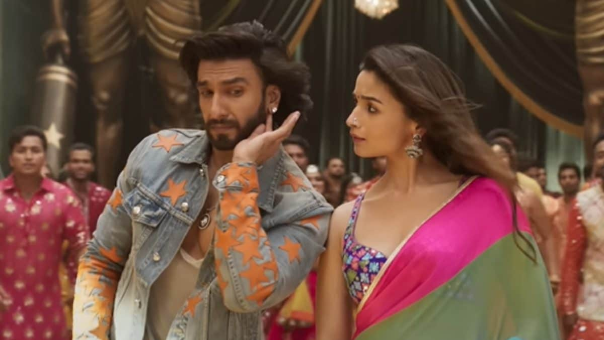 What Jhumka Song: Ranveer Singh, Alia Bhatt Join Arijit Singh To Give a Nod To Jhoomka Gira Re; Watch