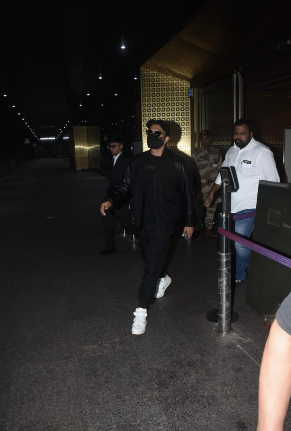 Ranveer Singh's all-black avatar at the airport will instantly remind you  of the dark wizards - view HQ pics! - Bollywood News & Gossip, Movie  Reviews, Trailers & Videos at