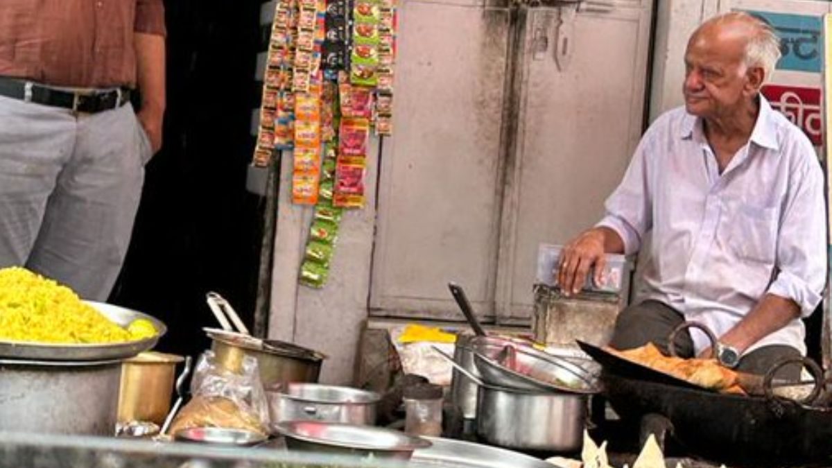 Udaipur Samosa Seller's 'Beautiful' Message of Working Hard Despite Old Age Delights Twitter - Vimarsana News