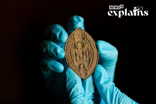 The small carved mould, dating from the late 15th to early 16th century (between 1470 and 1520), was unearthed by a metal detectorist about two miles from Mottisfont (Image: Twitter @NatTrustArch)
