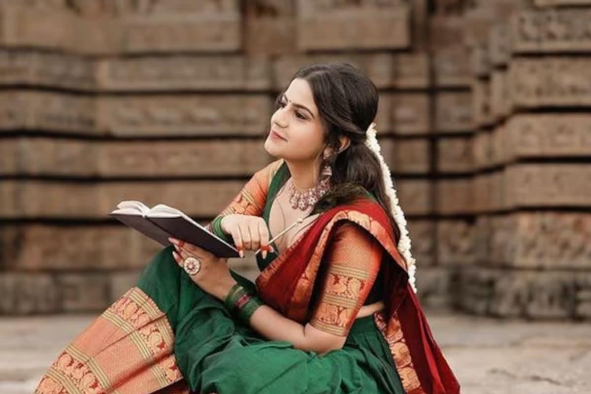 Image of Indian traditional Beautiful Woman Wearing an traditional Saree  And Posing On The Outdoor With a Smile Face-LN957326-Picxy