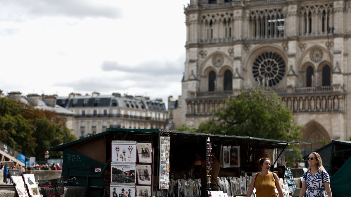 Paris: Famed Book Stalls in 'The City of Love' to be Dismantled During 2024 Olympics - Vimarsana News