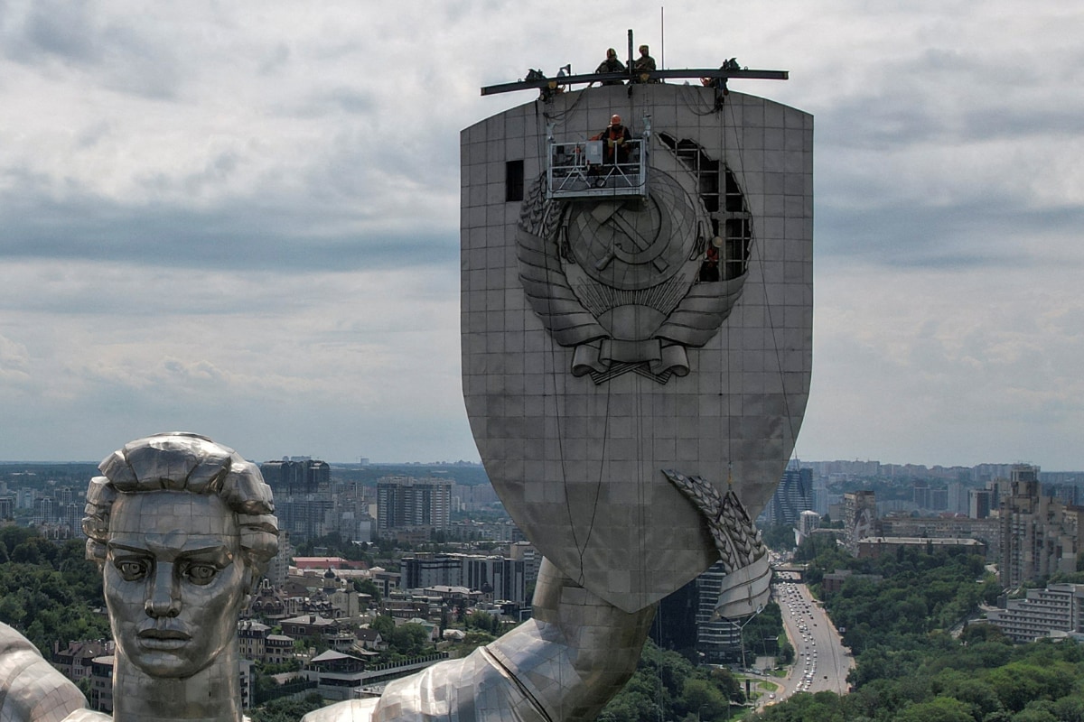 Ukraine Replaces Soviet-Era Hammer, Sickle With Trident On Kyiv ...