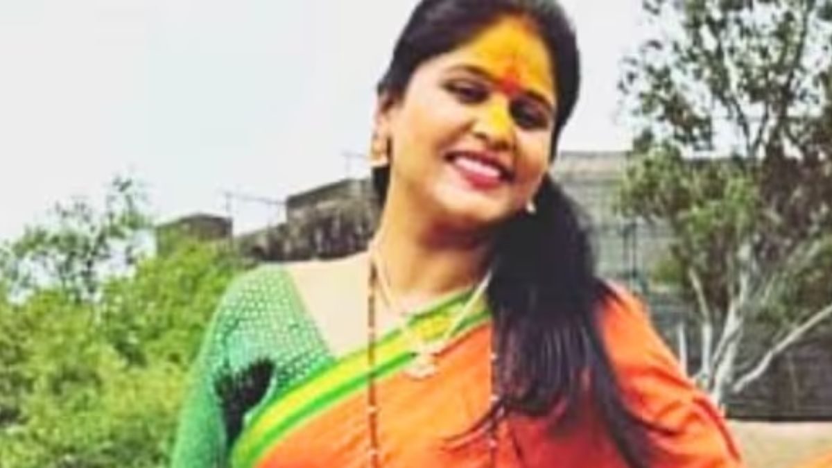 Actress Akshaya Deodhar Looks Stunning In Her Mother's 25-year-old Saree - Vimarsana News