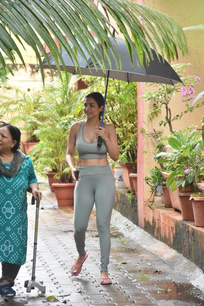 Malaika Arora keeps it comfy and casual as she gets clicked outside her yoga  class | Hindi Movie News - Times of India