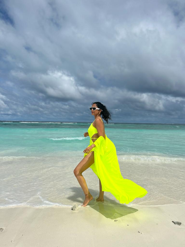  From the shades to the cape, this a dream-like look. With the ocean as the backdrop, this does seem straight out of a moviescape. (Image: Instagram)