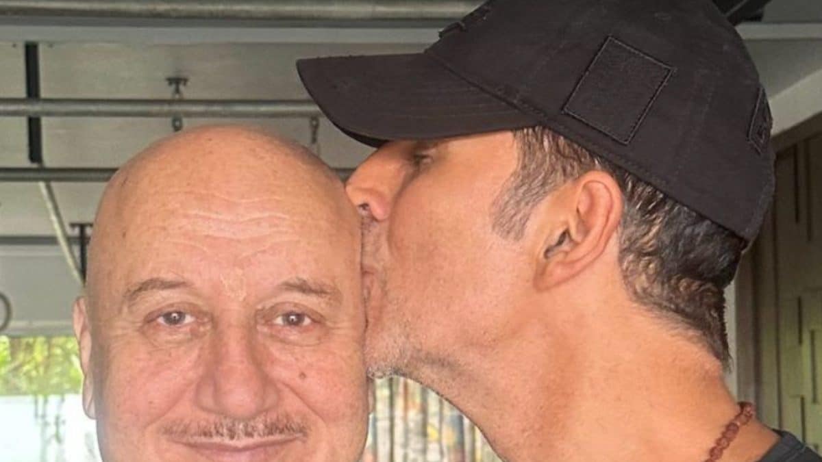 Akshay Kumar Spends Sunday Morning With Anupam Kher, Special 26 Reunion Ends With Hugs and a Kiss - Vimarsana News