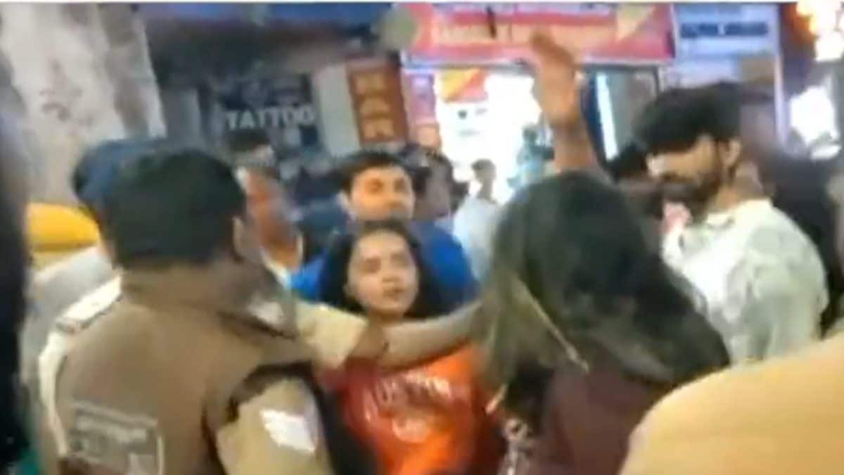 Bengaluru: Drunk Girl Hurls Abuses at Cops On Street, Sent Home With Help From Another Woman - Vimarsana News