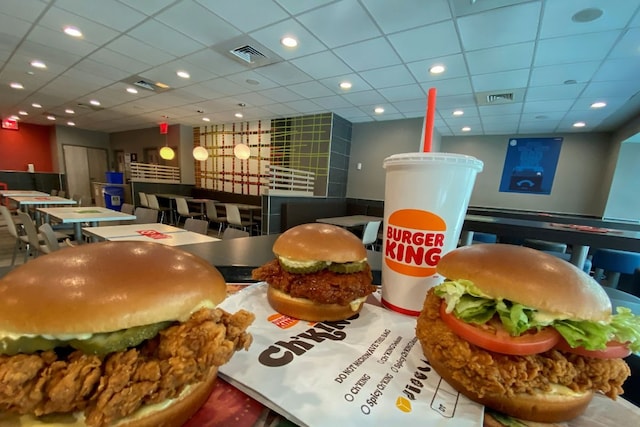 https://images.news18.com/ibnlive/uploads/2023/08/burger-king-16922021103x2.jpg?impolicy=website&width=640&height=480