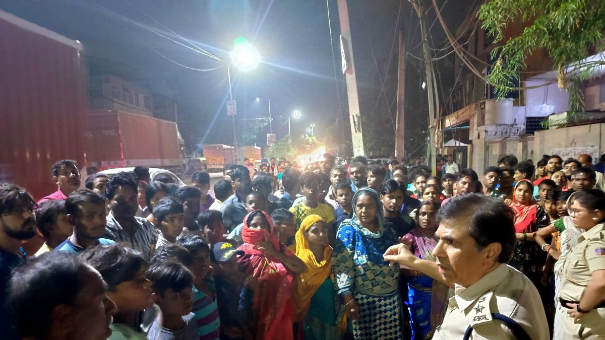 Delhi: 2 Useless, 6 Injured As Wall of Underneath-construction Constructing Collapses in Okhla – News18