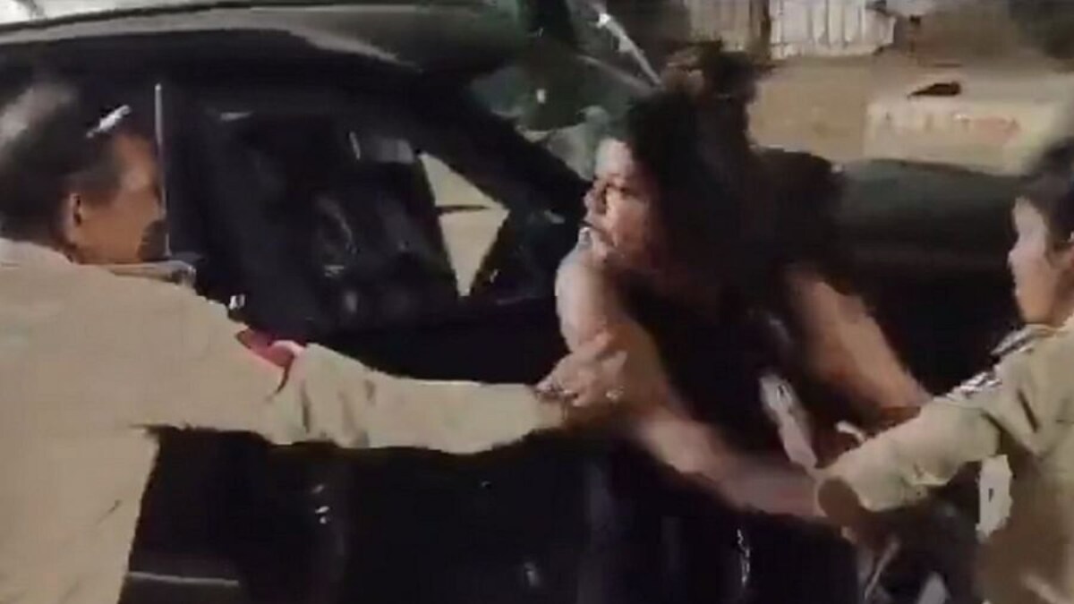 Drunk Woman in Vadodara Abuses, Attacks Cops, Aggressive Video is Now Viral