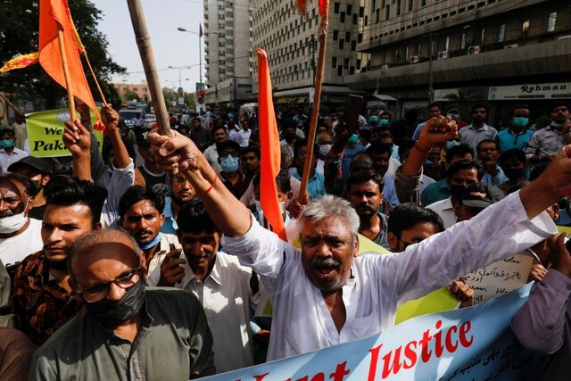 Members of the Hindu and Christian community hold signs and chant slogans during a protest to condemn attacks on minorities and forced conversions, in Karachi, Pakistan. (Image: Reuters File)