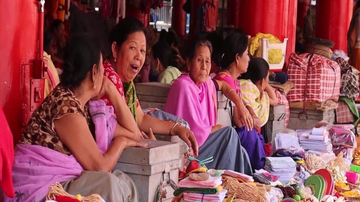 Manipur: Markets Open in Imphal As Curfews Get Relaxed, People Hoard in For Essential Supplies – News18