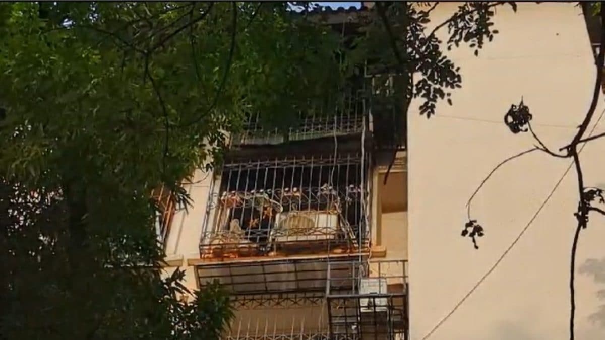 Mumbai: 1 Dead After Fire Breaks Out on 6th Floor of Residential Building in Santacruz - Vimarsana News