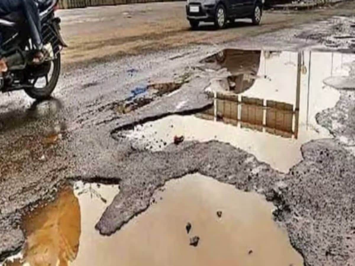 Bengaluru Techie Takes Rs 2.7 Lakh Loan to Fix Potholes in the City, Starts  Unique Campaign - News18