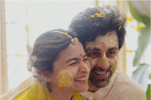 Ranbir Kapoor Kisses Alia Bhatt, Holds Her In His Arms In New Photo ...