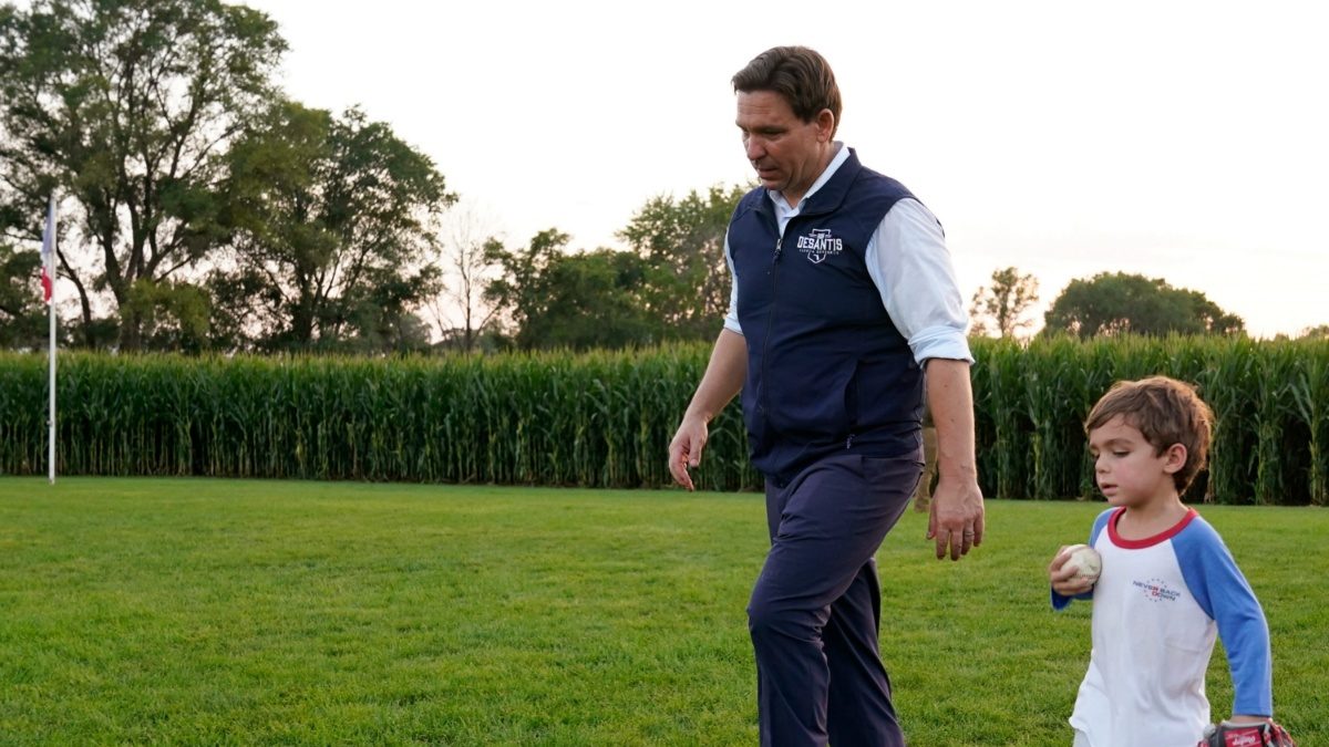 Ron Desantis, Family Heads To Iowa's 'field Of Dreams', Muting Trump 