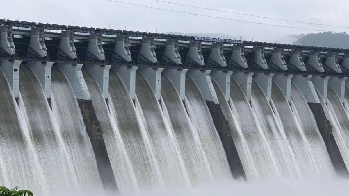 Gujarat Sardar Sarovar Dam's Water Level Crosses 131metre Mark, Moves