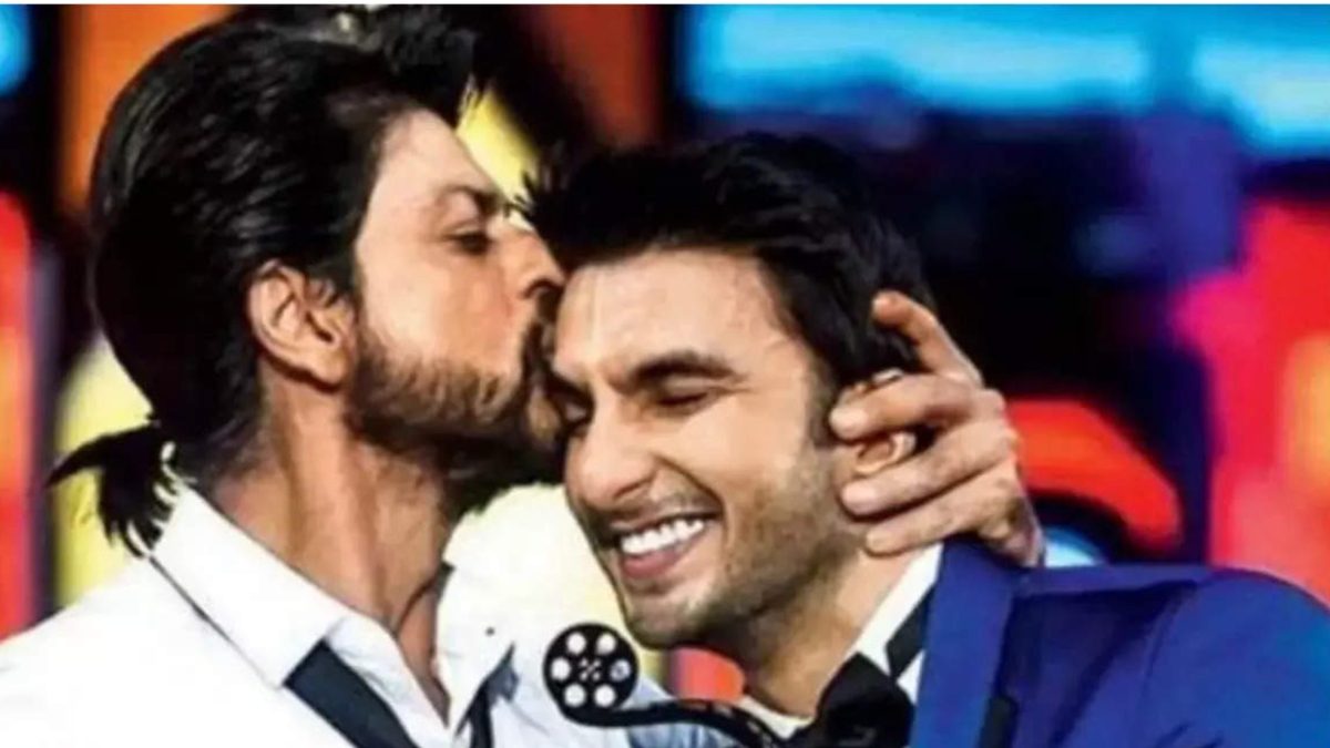 When SRK Consoled An Overwhelmed Ranveer Singh On Stage: 'Tu Kyun Ro Raha Hai. Gale Lag, Thora Pyaar De' - Vimarsana News