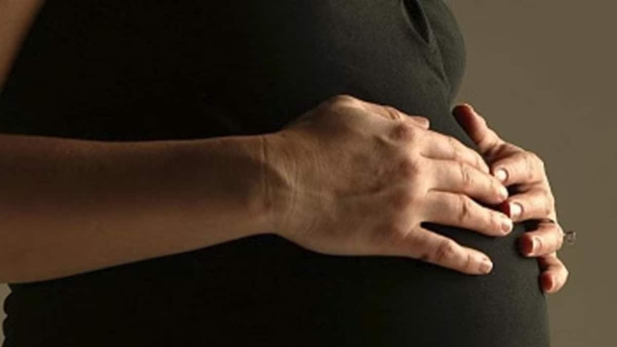 Woman Gives Birth on Mumbai Road, Police Take Mother, Infant to Hospital - Vimarsana News