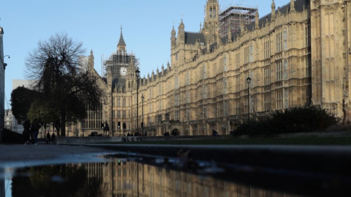 Mystery Totem Pole Appears on Coastal Path in South England, Baffles People – News18
