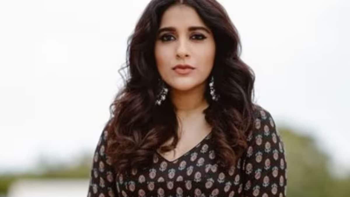 Telugu Anchor Rashmi Gautam Sets Internet Ablaze With Her Red Hot ...