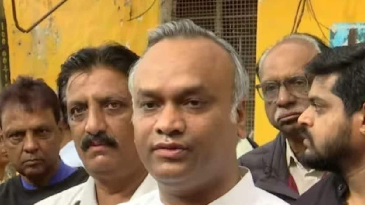 ‘Savarkar’s Photo Should Not be There…’: Karnataka Minister Sparks Row; BJP Threatens Protests