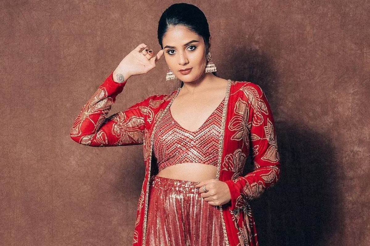 Shloka Ambani's red Anamika Khanna outfit is the ideal alternative to heavy  lehengas | VOGUE India