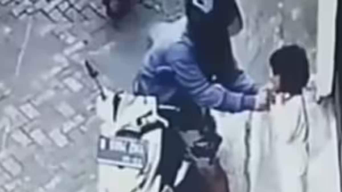 This Video Of Thief Snatching Chain From Small Girl's Neck Will Send Chills Down Your Spine