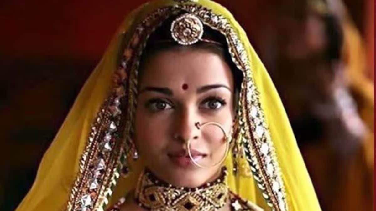 Aishwarya Rai Wore Just about 200 Pounds Of Actual Gold In Jodhaa Akbar, 70 Artisans Designed Her Jewelry