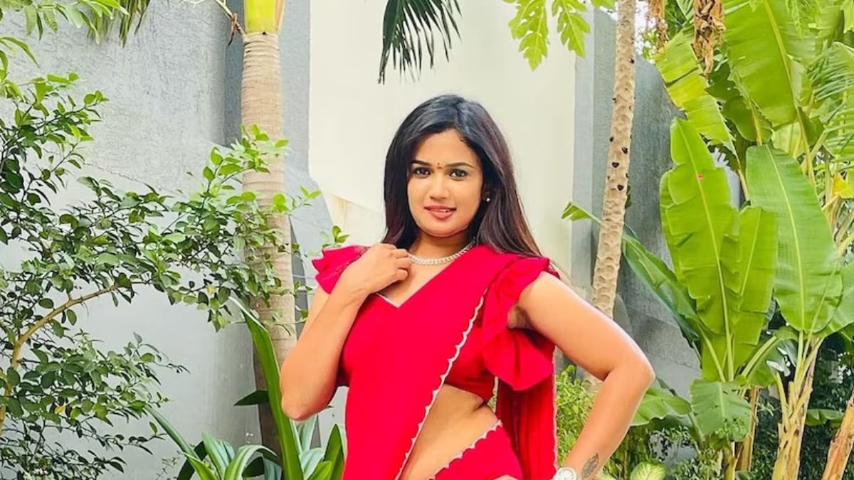 Bigg Boss Telugu Fame Ariyana Glory Is Elegance Personified In Red Saree –