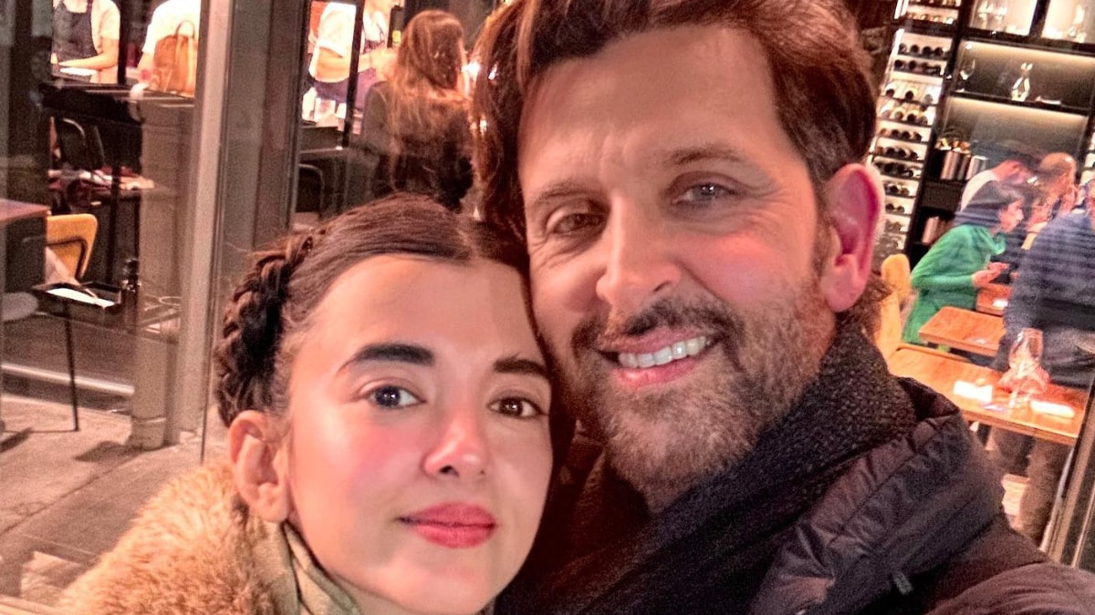 Saba Azad And Hrithik Roshan's Selfie Screams Love; Sussanne Khan Says 'Beautiful Pic' - Vimarsana News