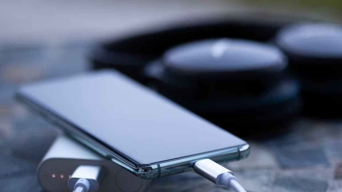 Viral: Boss Accuses Employee Of 'Stealing Electricity' For Charging Phone At Work - Vimarsana News